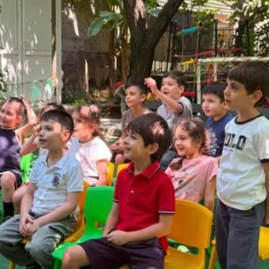 Երեխաները բակում ներկայացում են դիտում