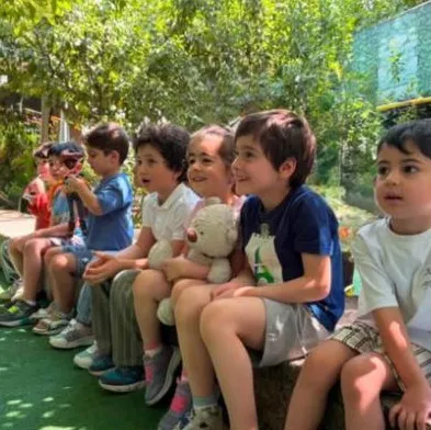 Երեխաները այգում հեքիաթ են լսում