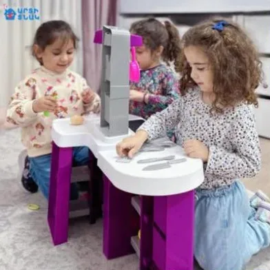 Աղջիկները խաղում են խաղալիք խոհանոցում