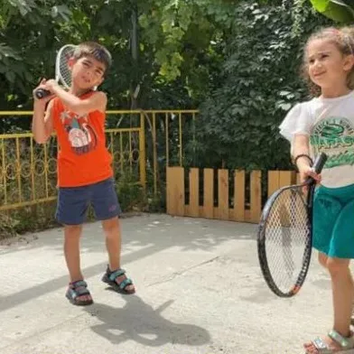 Երեխաները թենիս են խաղում բակում