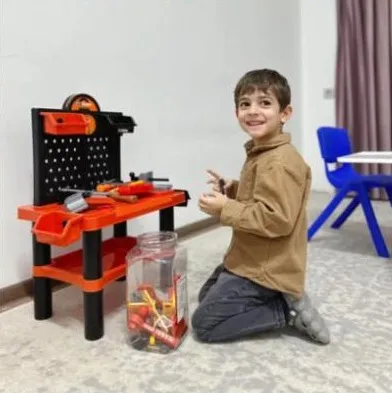 Տղան խաղալիք գործիքներով